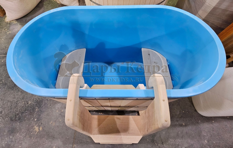 Бондарная овальная купель из кедра с пластиковой вставкой